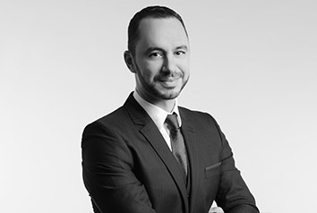 Home Nadir Ouchier avocat de Lyon